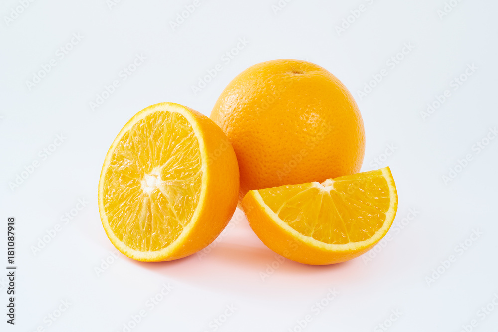 新鲜多汁的橙色水果，在白色背景下分离。