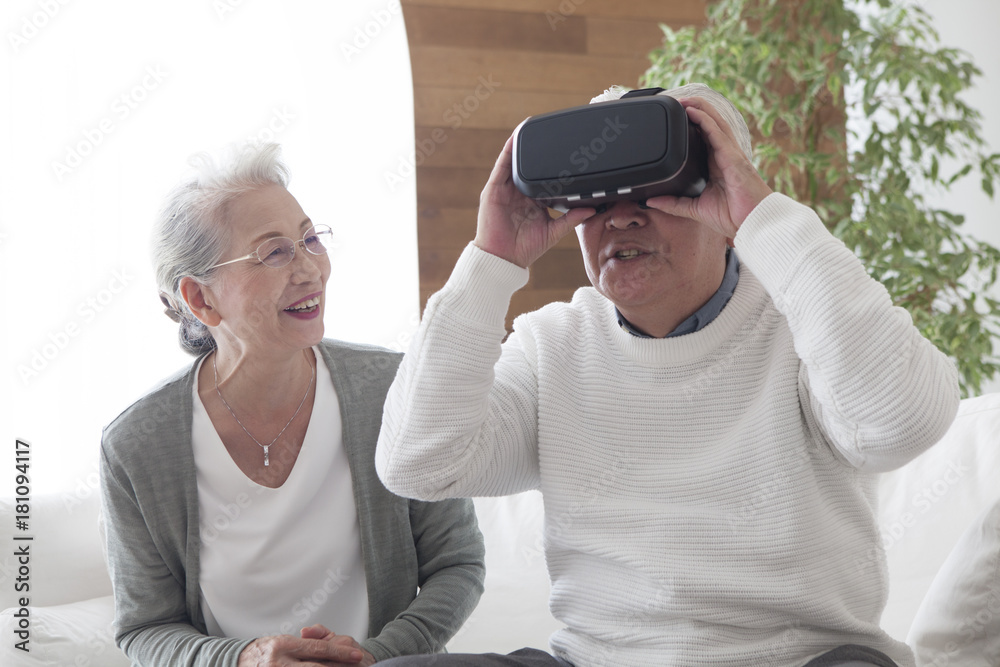 一对玩VR的老夫妇