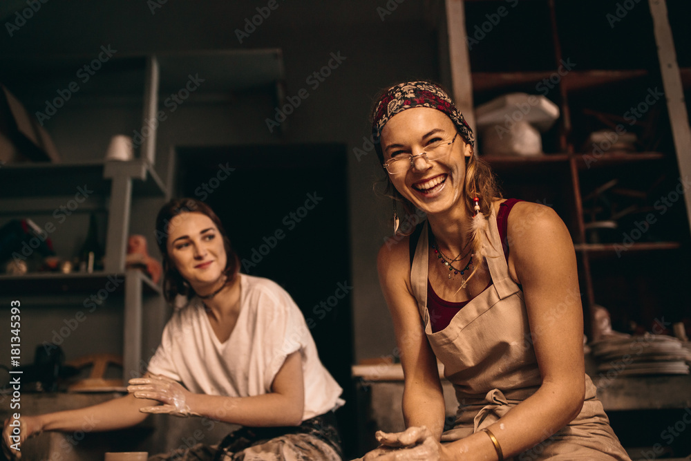 两名妇女在一个陶器作坊里制作粘土
