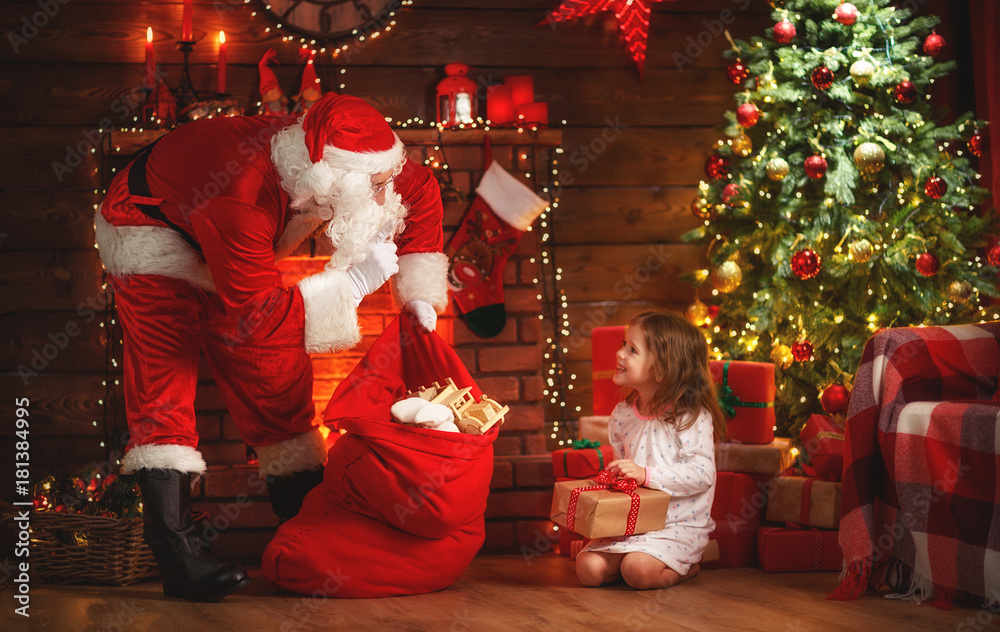 圣诞快乐！圣诞老人和童女晚上在圣诞树旁