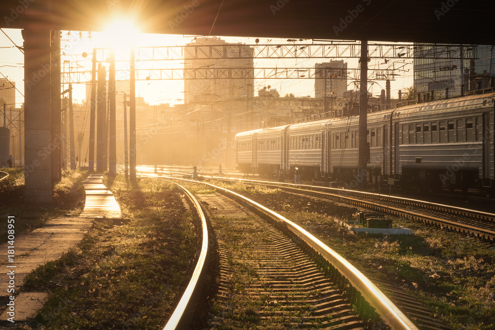 日落时，红绿灯、铁路和行驶中的火车的美景。火车站。五彩缤纷