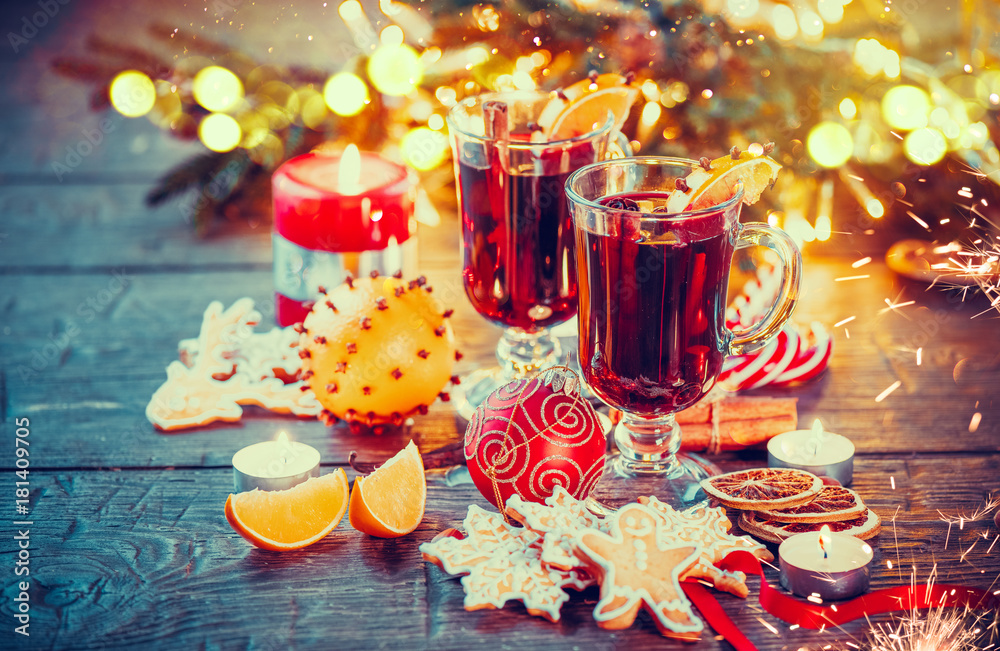 节日装饰餐桌上的圣诞传统热葡萄酒