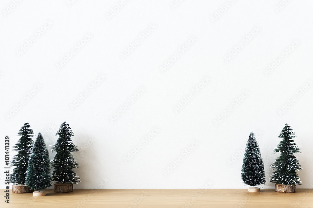 具有设计空间背景的圣诞树