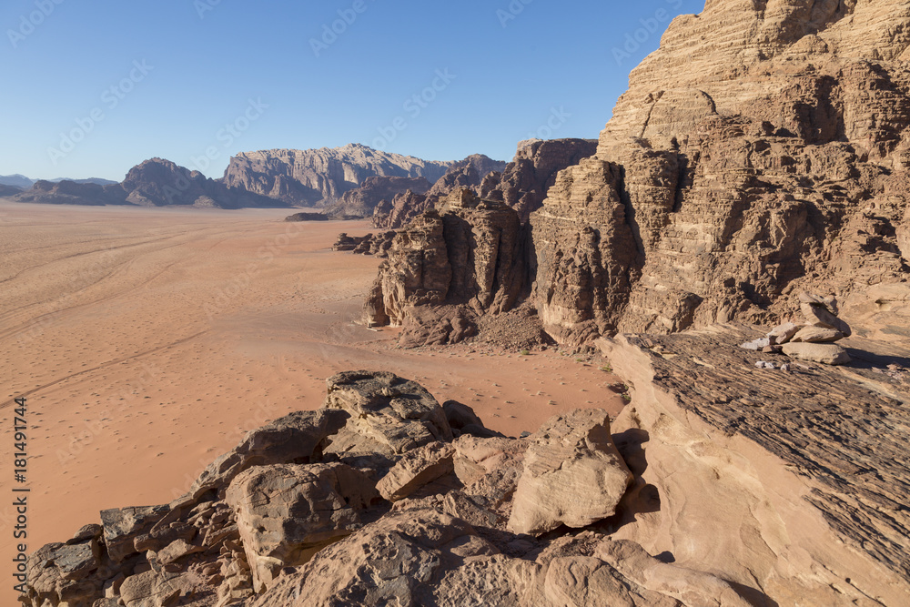 约旦南部Wadi Rum沙漠中的红色砂石景观