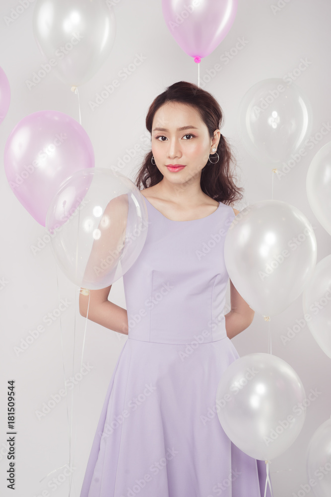 亚洲时尚美女，带着粉彩气球