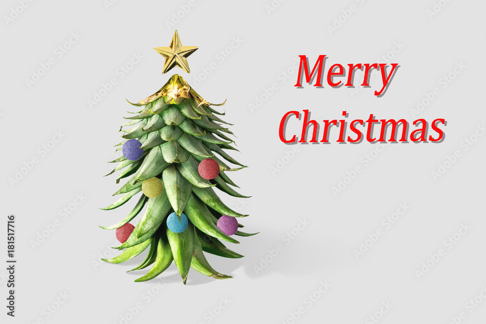 由菠萝叶和圣诞装饰品装饰而成的圣诞树。节日简约概念。