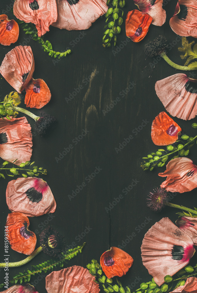 粉红色和红色花瓣的花朵图案，黑色背景上的绿色树枝和叶子。平坦的la
