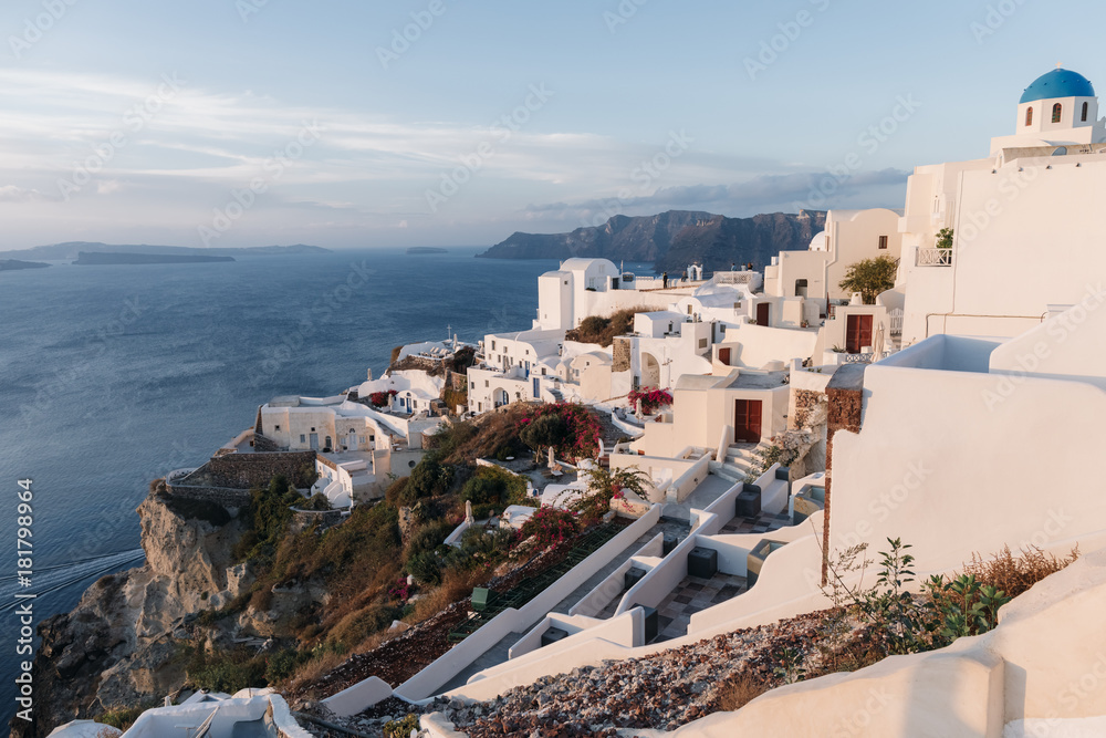 希腊圣托里尼悬崖上的Oia镇著名白色建筑景观