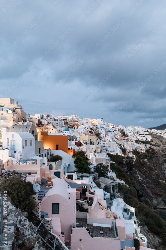 希腊圣托里尼悬崖上的Oia镇著名白色建筑景观