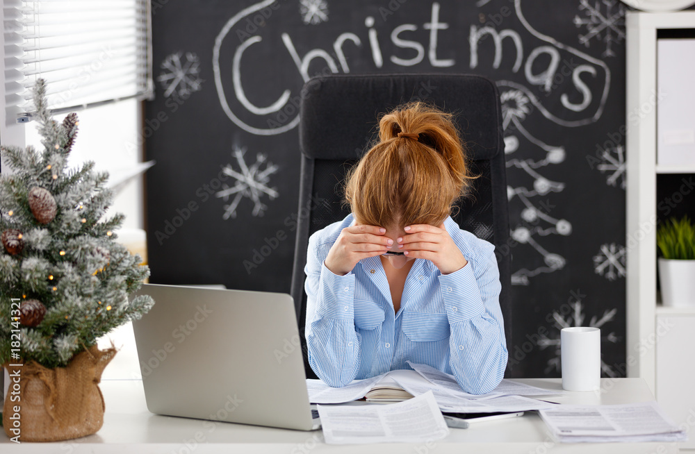 女自由职业者圣诞节在电脑前工作累了，压力很大
