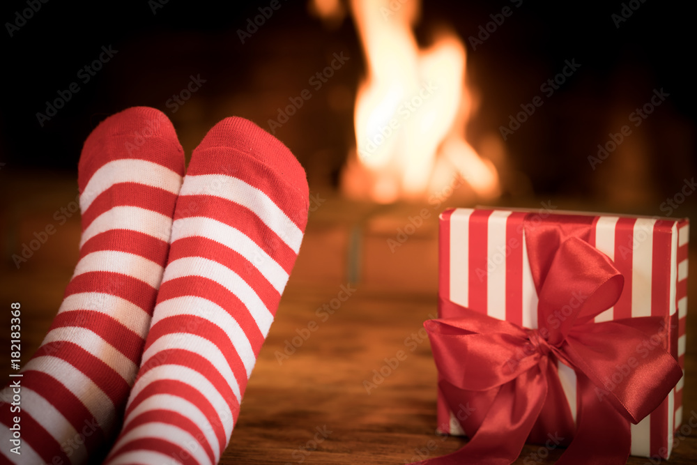 壁炉附近穿着圣诞袜的孩子