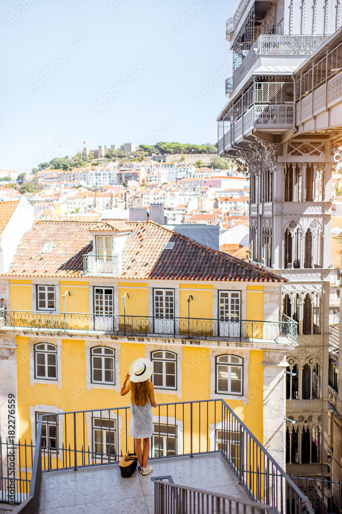 在里斯本市阳光明媚的天气里，用著名的圣尤斯塔金属升降机欣赏古老的建筑