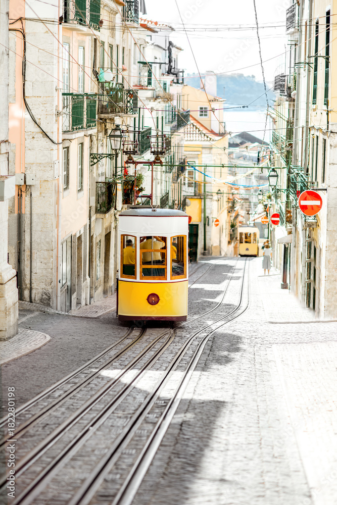 葡萄牙阳光明媚的日子里，里斯本著名的黄色缆车街景