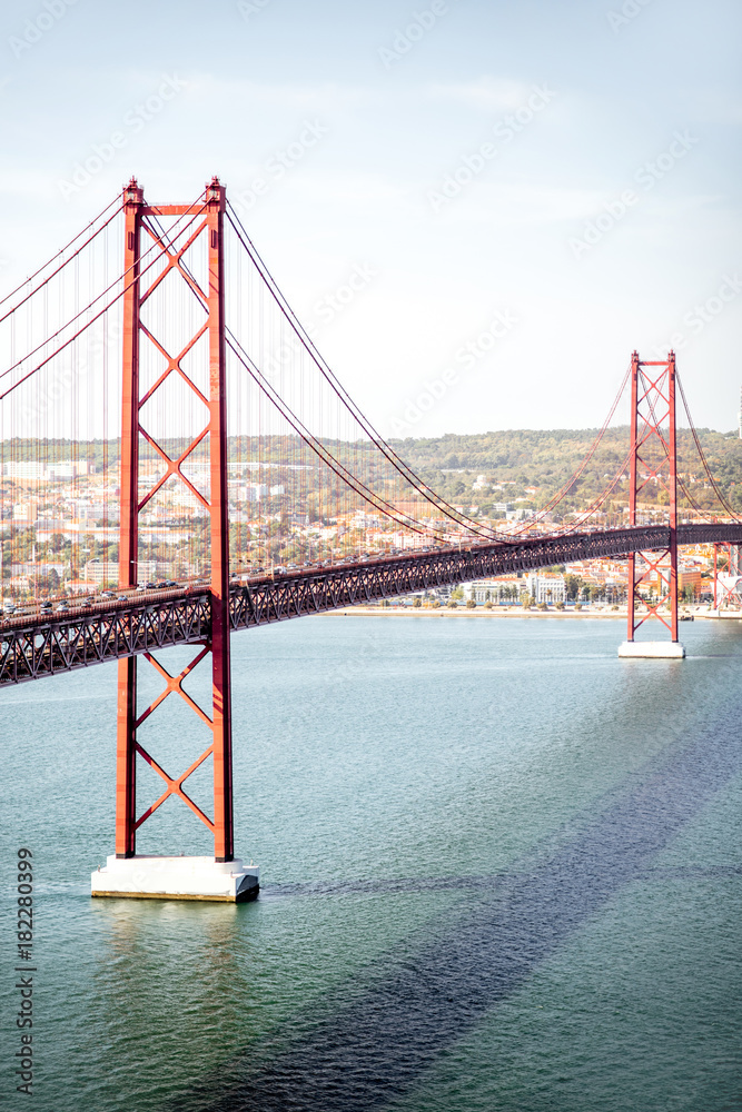 葡萄牙里斯本市塔霍河和著名的四月二十五日大桥景观