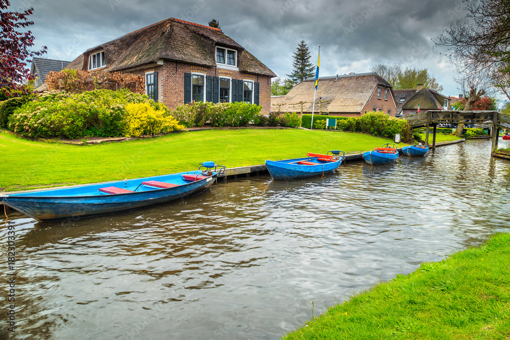 美丽的古老荷兰村庄，有传统的房屋，荷兰吉托恩，欧洲