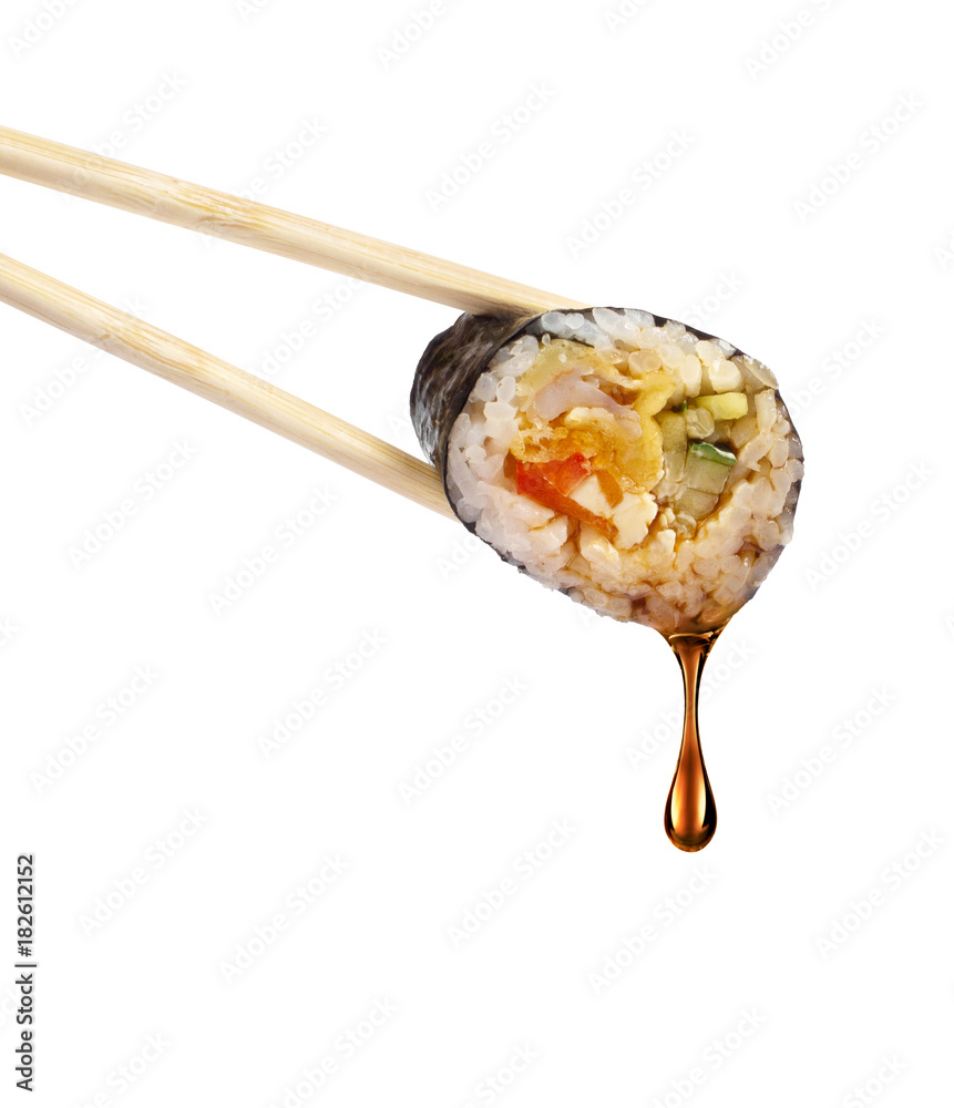 一滴酱油从寿司卷上滴下来，孤立在白色背景上