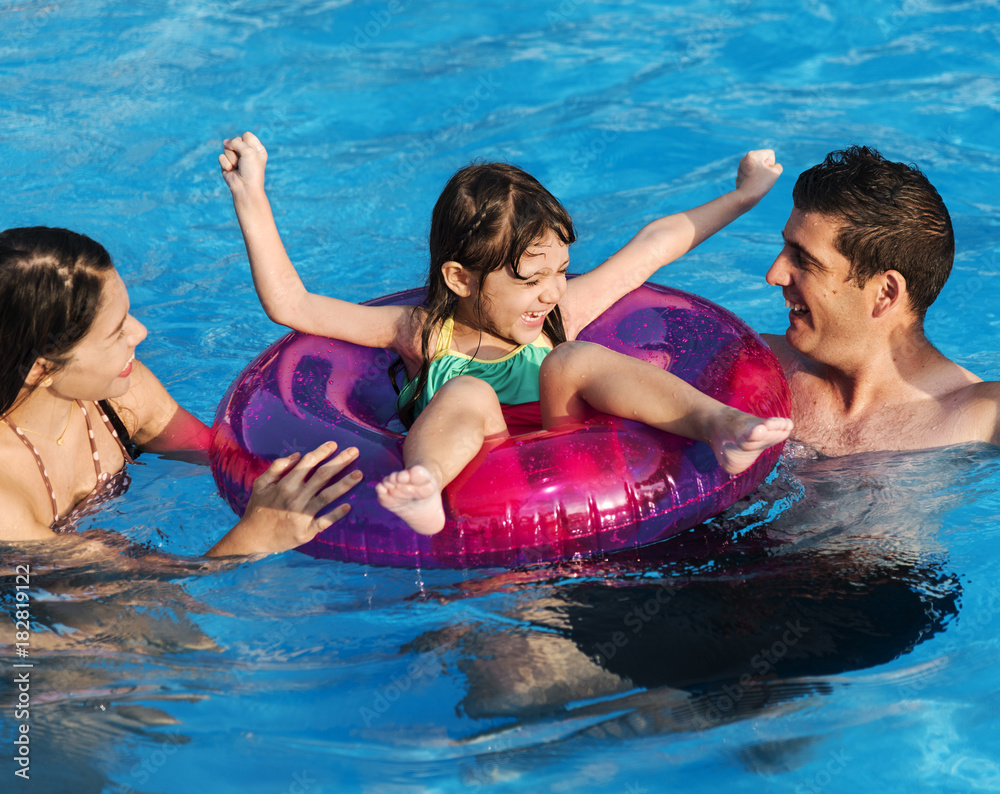 享受夏日泳池时光的混合家庭