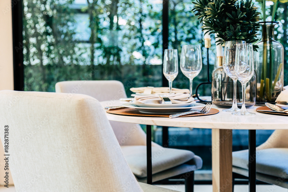 豪华餐厅，配有木桌和经典风格的椅子