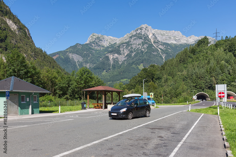 奥地利A10高速公路，在霍恩韦芬附近有停车场，车辆从隧道穿过山脉