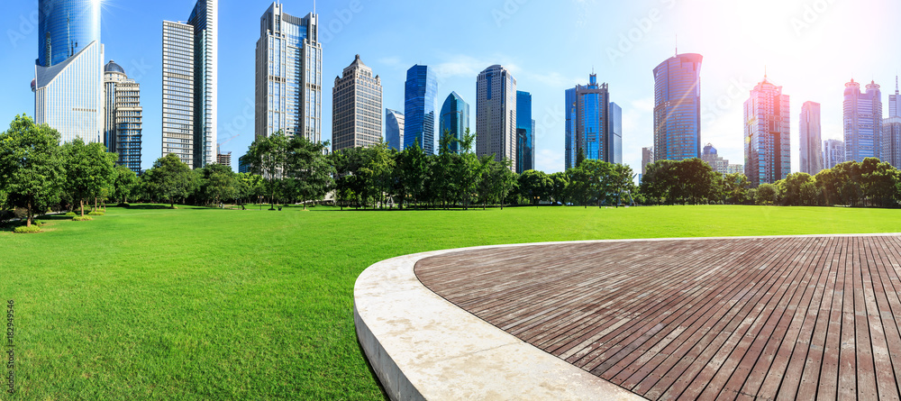 上海空旷的城市广场栈道与现代商业建筑全景