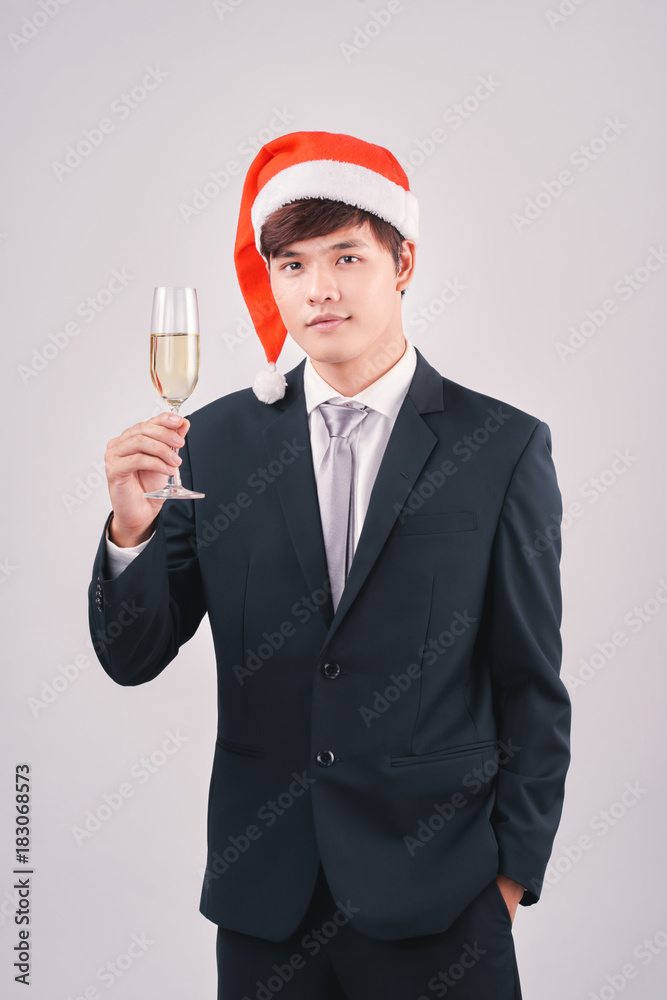 迷人的年轻圣诞老人商人拿着香槟酒杯