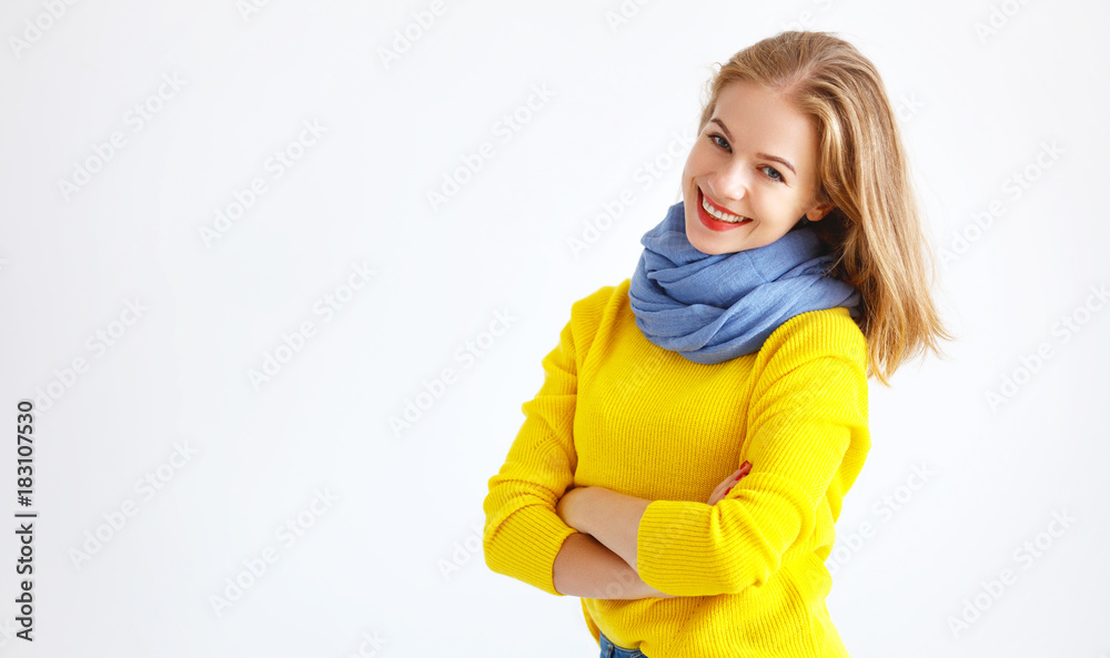穿着白底黄色毛衣的活泼年轻女子。