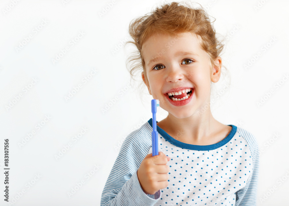 快乐的小女孩用牙刷微笑