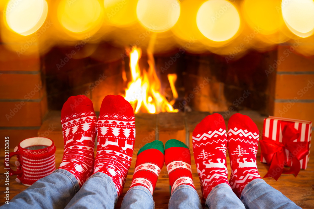 一家人穿着圣诞袜靠近壁炉