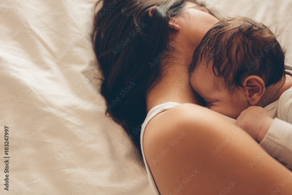新生儿与母亲同床共枕