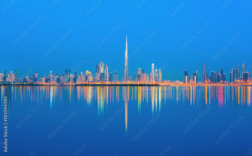 阿联酋迪拜奢华的迪拜天际线和朱美拉海滩全景