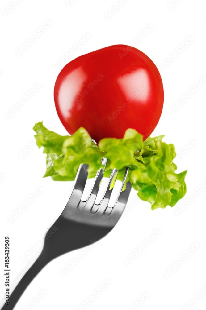 用卷尺将小番茄放在叉子上
