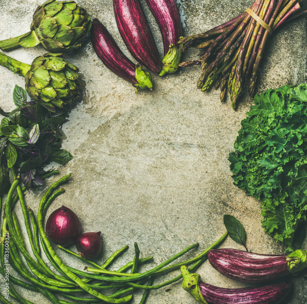 灰色背景、俯视图、复制空间、食物框架上绿色和紫色生蔬菜的平面布局。