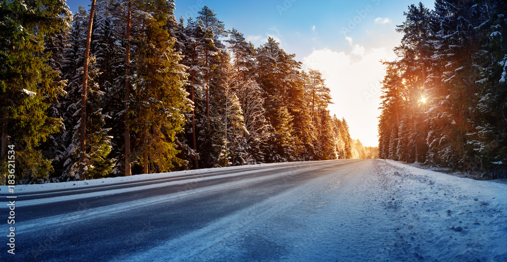 汽车轮胎在被雪覆盖的冬季道路上行驶