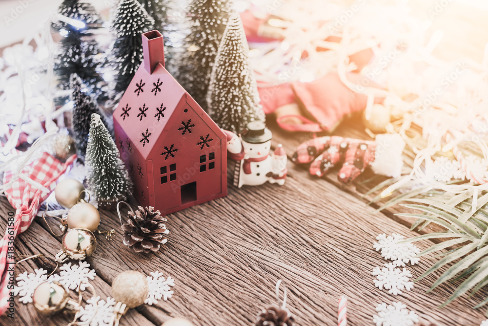 快乐的家庭圣诞节和新年概念，免费在木质顶部布置装饰物品