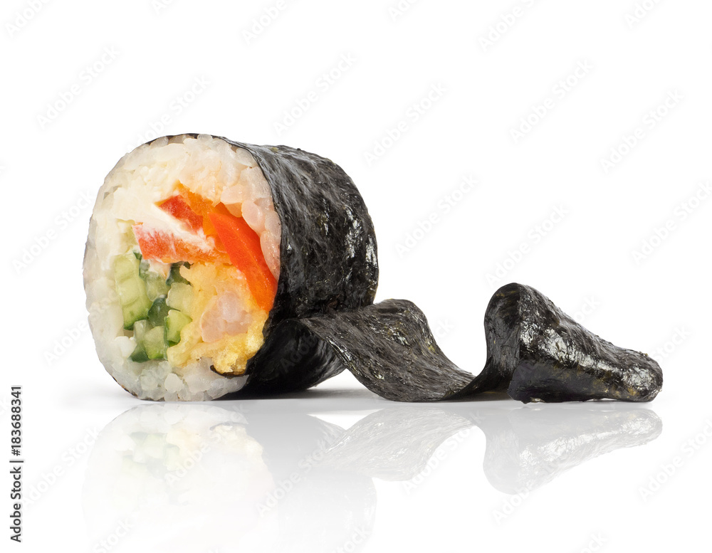 展开的寿司卷在白色背景上特写