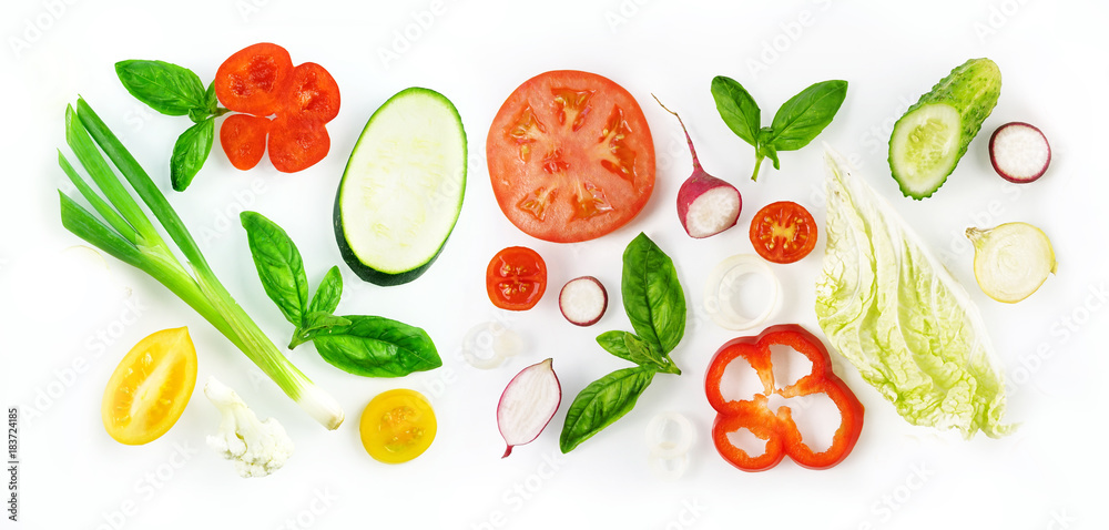 一组隔离在白色背景俯视图上的蔬菜片，为蔬菜菜单设计。番茄，