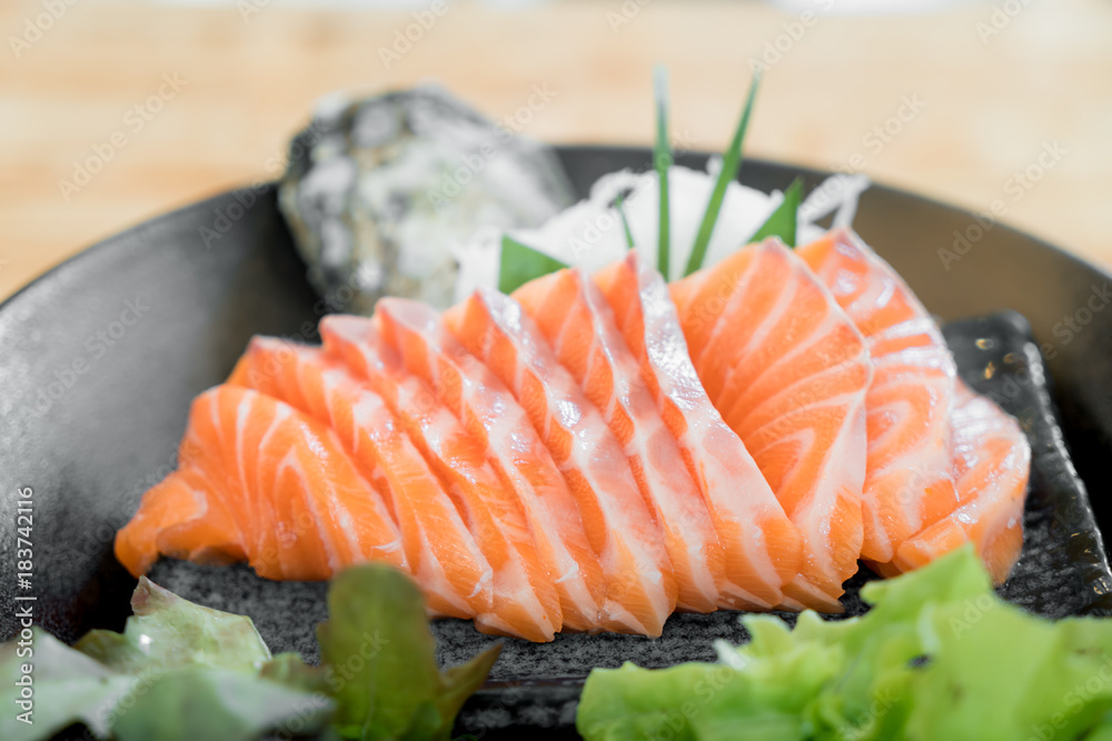 日本餐厅冰上日式生三文鱼片或三文鱼生鱼片
