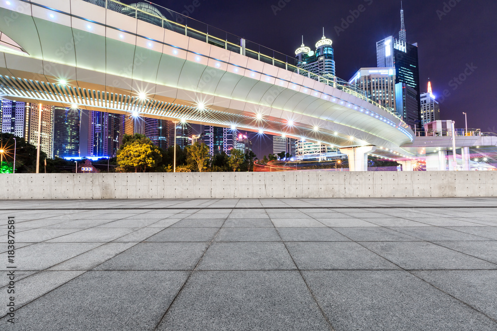 上海夜晚空旷的广场与现代城市人行天桥城市景观
