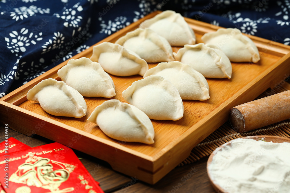 木板生饺子，面粉、擀面杖和红包，中文翻译：hap
