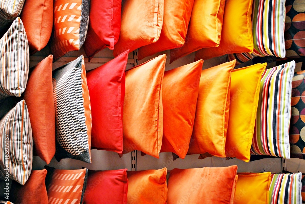 现代商店货架上舒适的彩色织物靠垫