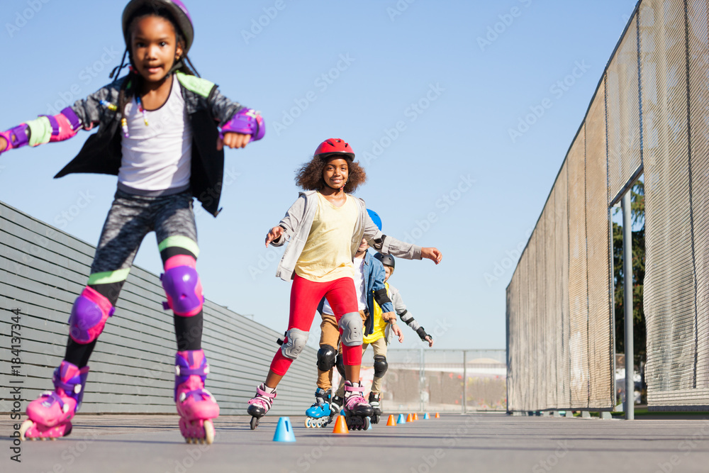 快乐女孩在滑冰公园学习前回转