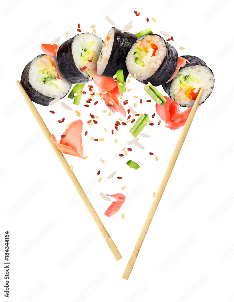 用筷子制作的寿司片特写，孤立在白色背景上
