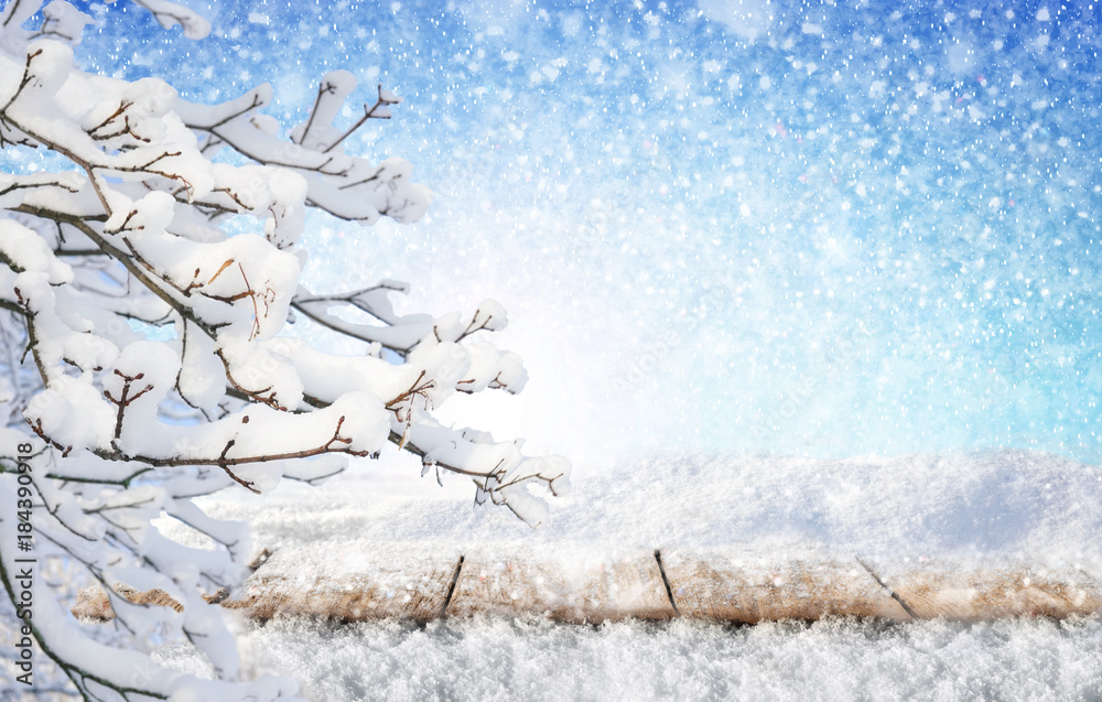 圣诞雪冬天背景破旧的木桌，白霜中的树枝，一场雪