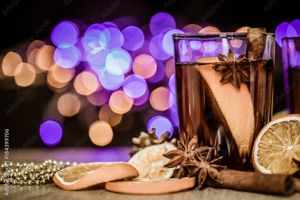 新年派对夜晚的穆勒葡萄酒和秋季和秋季的美味圣诞饮料