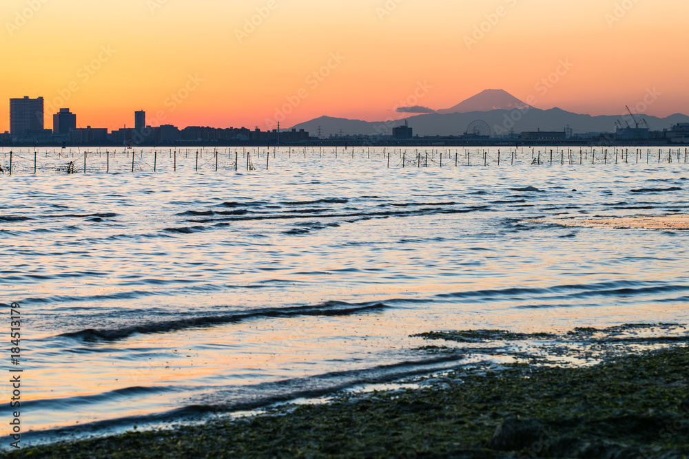 东京日落、船桥地区的东京湾和冬季的富士山的美景