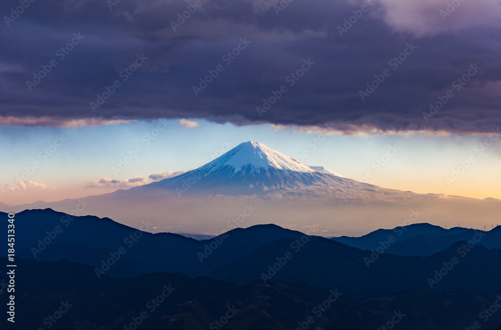 春天有云的富士山顶