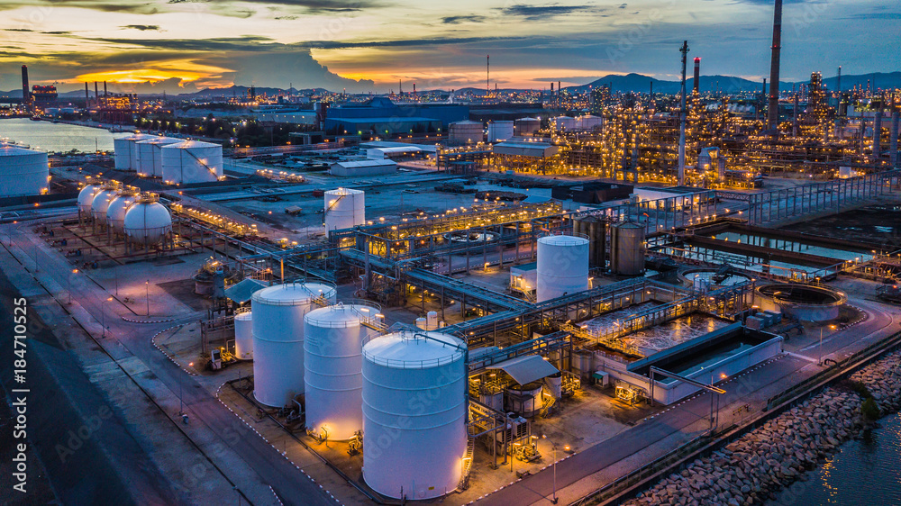 鸟瞰石油码头是夜间储存石油和石化产品的工业设施