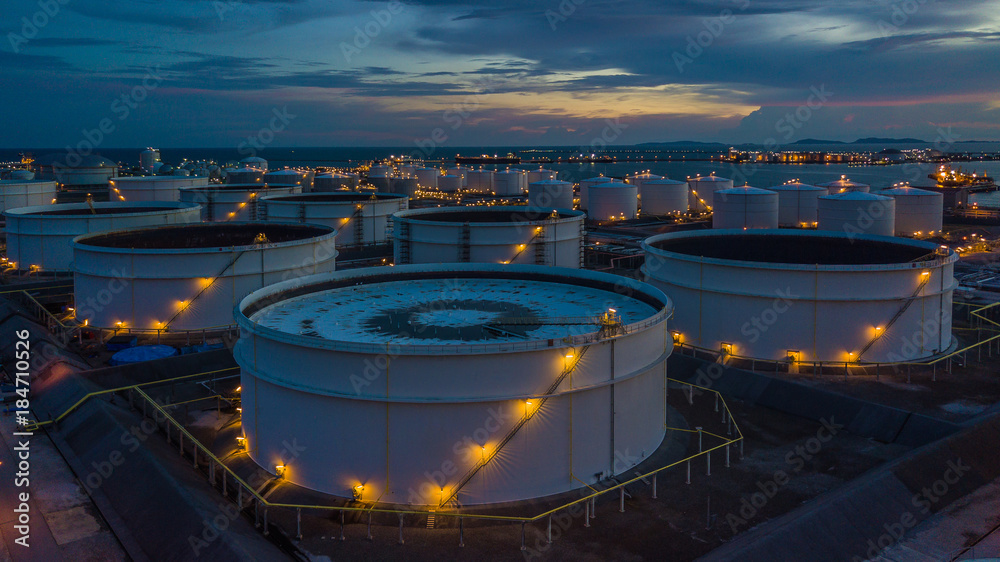 鸟瞰石油码头是储存石油和石化产品的工业设施