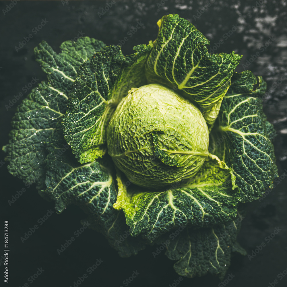 生的新鲜绿色卷心菜，深色背景，俯视图，选择性聚焦，方形作物