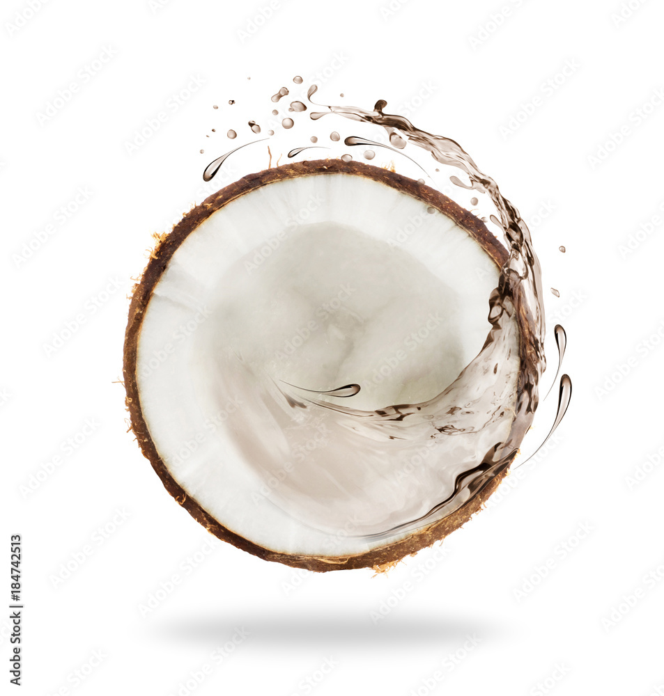 一块切好的椰子，有果汁飞溅，在白色背景上隔离